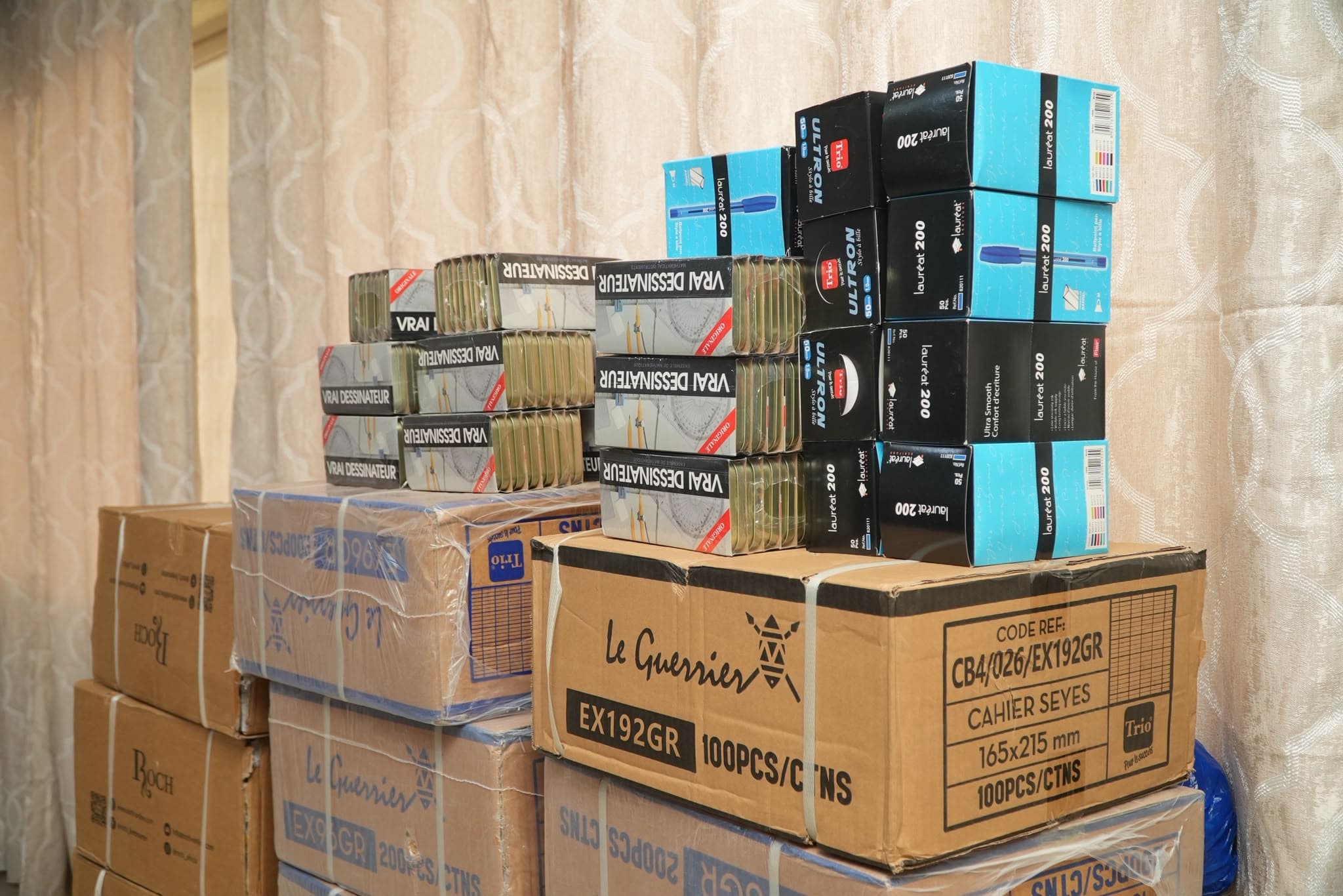 Cartons de fournitures scolaires collectées pour une action solidaire de Fraternité Défense.